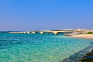 ビーチと古宇利大橋（沖縄県・今帰仁村） © tk2001