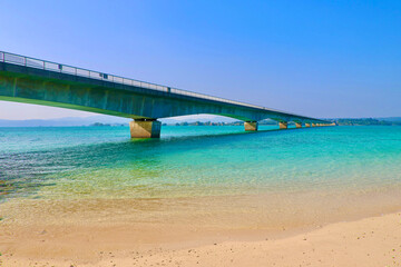 ビーチと古宇利大橋（沖縄県・今帰仁村） © tk2001