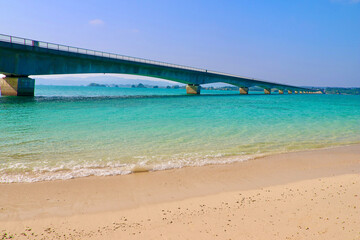 ビーチと古宇利大橋（沖縄県・今帰仁村） © tk2001
