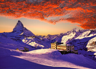 厳冬期のツェルマットスキーリゾートの夕景