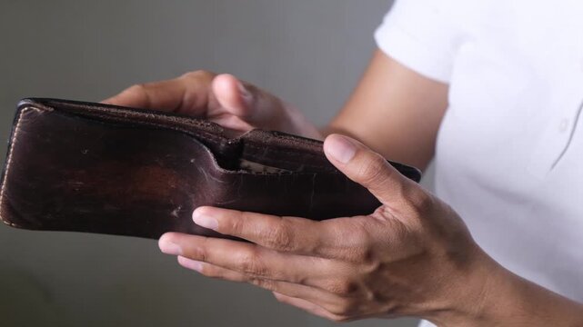 hand woman holding a wallet 
