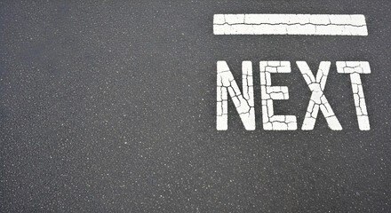 右上のNEXT文字と停止線。広いL字型コピースペースを持つ高品質な道路テクスチャ背景素材。