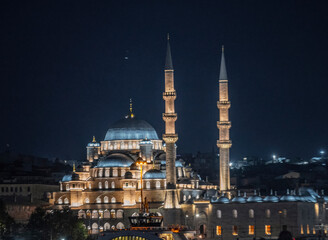 Obraz premium Aerial View of Istanbul's Bright Nightscape and Grand Mosque