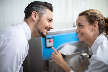 Obraz premium happy chef consulting his trainee