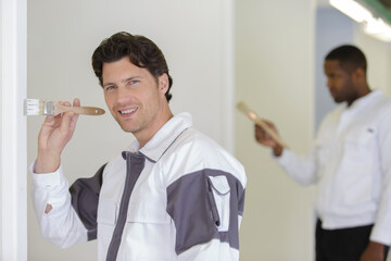 Obraz premium young worker painting wall in room