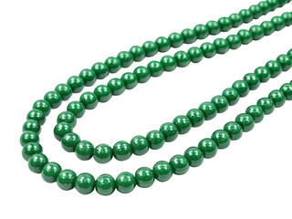 Obraz premium Emerald green pearl necklace in elegant luxury style with soft studio lighting on white background for jewelry advertisement
