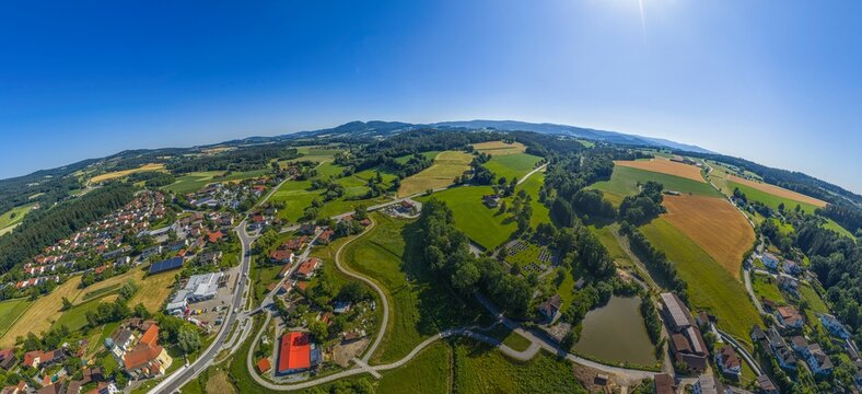 Wolkenloser Sommertag im Bayerischen Vorwald rund um die Gemeinde Ascha im Kreis Straubing-Bogen