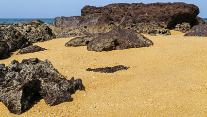 Plage couverte de rochers au Sénégal © PPJ
