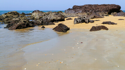 Plage couverte de rochers au Sénégal © PPJ