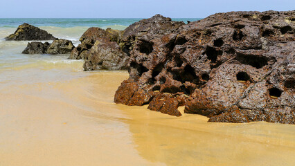 Rochers sur une plage © PPJ