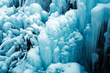 あしがくぼの氷柱に積もる雪