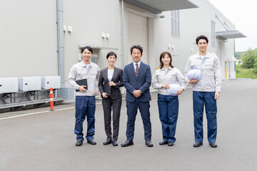 Fototapeta premium 建物の前に並ぶ会社従業員の集合社員