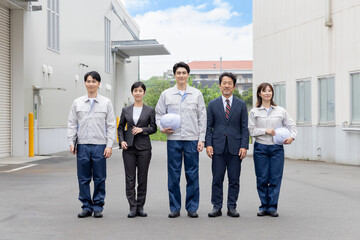 Obraz premium 工場の前で並ぶ会社従業員
