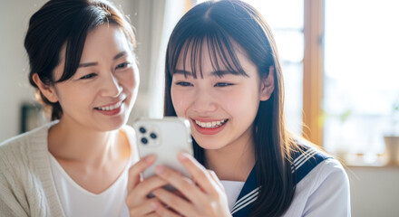 スマホで合格発表を確認して喜ぶ親子