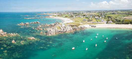 Panorama drone d'une plage aux eaux transparentes en été sur le littoral de Bretagne, les plages de kerlouan et le phare de Pontusval en région Finistère © jmbreizh