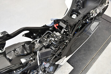 修理中のスクーター