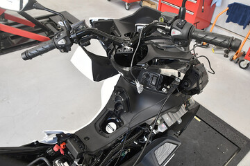 修理中のスクーター