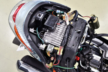 修理中のスクーター