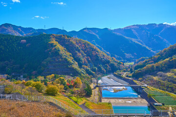 秋の神奈川県山北町の三保ダム歩道から南東側の眺望(河内川,大野山など)