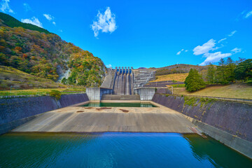 紅葉の神奈川県山北町の三保ダムの眺望