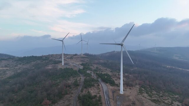 Campo eolico, ripresa aerea con drone.