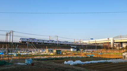 築堤を走る電車