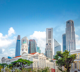 Obraz premium Colonial era buildings standing in sharp contrast with the modern skyline of Sigapore's financial center, Singapore
