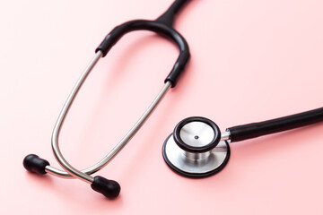 ピンク背景に聴診器