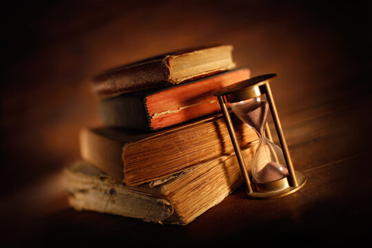 libri antichi con clessidra