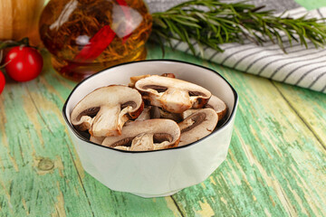 Sliced raw brown royal champignon