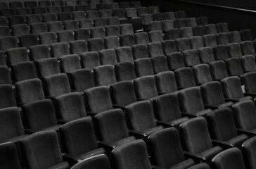 Obraz premium Empty theater seats in black and white, representing anticipation, suspense, or the end of the show
