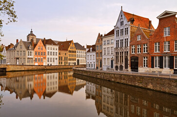 Obraz premium Calm canal streets at sunset in Bruges, Belgium.