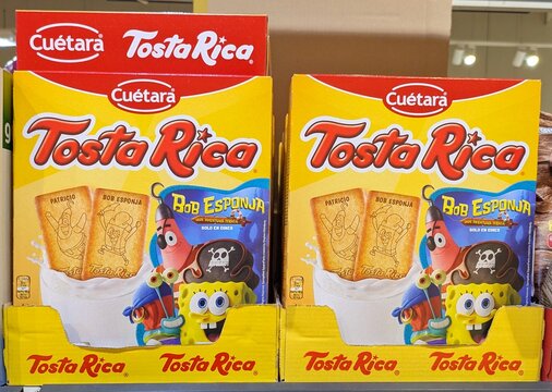 Cajas de galletas Tosta Rica de Cu&eacute;tara con publicidad de Bob Esponja en la estanter&iacute;a en supermercado Lidl, Madrid, Espa&ntilde;a, 23 de enero de 2026