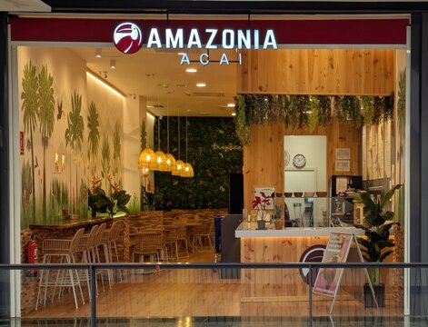 Fachada de restaurante Amazonia Acai en centro comercial Islazul, Madrid, Espa&ntilde;a, 23 de enero de 2026