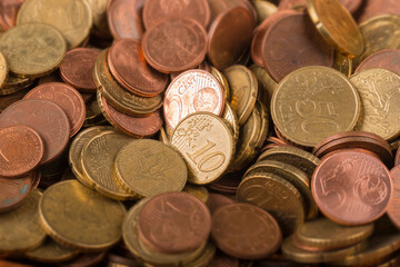 Geldm&uuml;nzen auf Geldschein - Symbolfoto