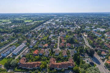 Obraz premium Luftaufnahme von Gröbenzell im oberbayerischen Kreis Fürstenfeldbruck im Sommer