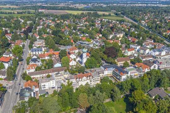 Die Gemeinde Gr&ouml;benzell am westlichen Stadtrand von M&uuml;nchen aus der Vogelperspektive