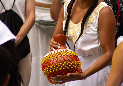 O xequer&ecirc;, ab&ecirc; ou agb&ecirc; &eacute; um instrumento musical de percuss&atilde;o criado na &Aacute;frica usado no samba em escola de samba no Brasil. 