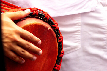 Mãos de homens negros tocando atabaque instrumento usado em rituais da umbanda.  © Luiz Leite
