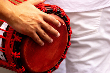Mãos de homens negros tocando atabaque instrumento usado em rituais da umbanda.  © Luiz Leite