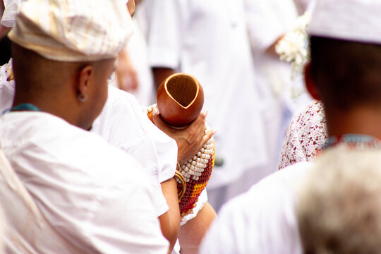 Instrumento feito com caba&ccedil;a e missangas tocado em ritual de religioso.  