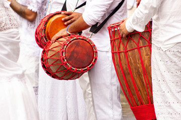 Mãos de homens negros tocando atabaque instrumento usado em rituais da umbanda.  © Luiz Leite