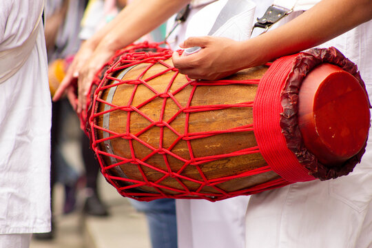 M&atilde;os de homens negros tocando atabaque instrumento usado em rituais da umbanda. 