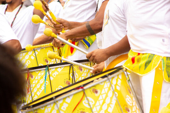 Bateria de escola de samba tocando surdo e repique. 