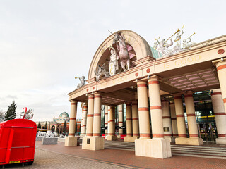 Naklejka premium Entrance with statues and arches at Manchester Trafford Centre venue, grand columns and sculpture motif