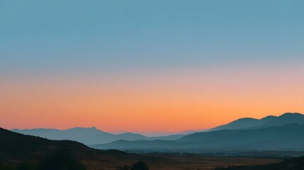 Obraz premium A gradient twilight sky over distant mountain ranges