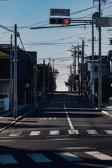 住宅街の横断歩道と直線道路の風景
