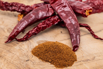scharfe Chilischoten zu Chilipulver gemahlen © Mr.Stock