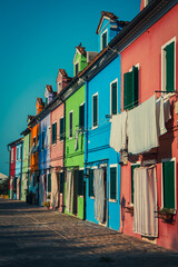 Kolorowe domki na włoskiej wyspie Burano z wiszącym praniem © Madeo99