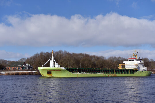 Das vereiste Schiff ALESSANDRA LEHMANN f&auml;hrt durch den Nord-Ostsee-Kanal